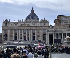 Rzym. Wierni czekają, by złożyć hołd papieżowi Franciszkowi