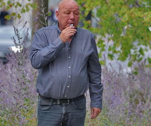 Jasnowidz Jackowski przyłapany w Warszawie. Młodsza, atrakcyjna kobieta i luksusowe zakupy