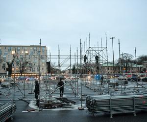 Finał WOŚP 2023. Budowa sceny w Warszawie