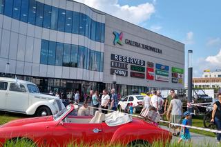 15. Białostocki Rajd Moto Retro. Wystawa samochodów przed Galerią Jurowiecką [ZDJĘCIA]