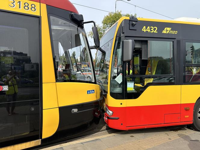 Czołowe zderzenie autobusu miejskiego z tramwajem. Kierowca zasłabł za kierownicą