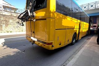 Autokar zerwał dach pod wiaduktem w Krakowie. Kierowca ukarany mandatem