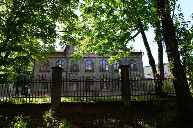 Stara żydowska szkoła w centrum Białegostoku. To ceglany zabytkowy budynek z początków XX wieku