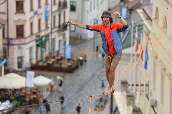   Urban Highline Festival 2023 w Lublinie. Slacklinerzy robią cuda na linach!