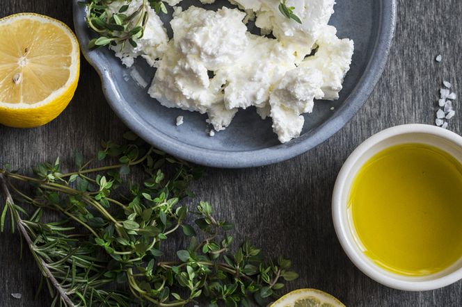 Aromatyczny sos feta - idealny do mięs i ziemniaków z grilla!