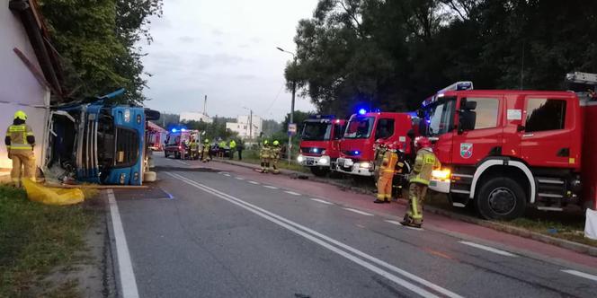 Trasa Olsztnynek - Szczytno zablokowana po wypadku. Ciężarówka przewróciła się na budynek