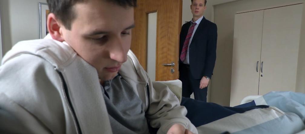  Na Wspólnej, odcinek 3661: Darek w szpitalu u Tadeusza zobaczy jak brat podgląda Darię kamerką w telefonie - ZDJĘCIA