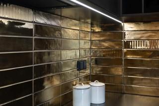 W ciemnych tonach i blasku złota. Nowoczesny dom z nutą elegancji