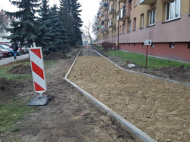 Budują ściężkę rowerową przy ul. Dąbrowskiego w Lesznie