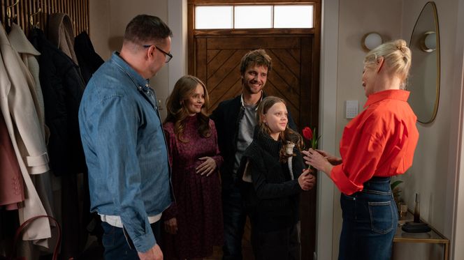 Rodzinka.pl odc. 295 (odc. 8). Magda (Olga Kalicka), Maja (Emma Pokromska), Tomek (Maciej Musiał), Ludwik (Tomasz Karolak), Natalia (Małgorzata Kożuchowska)