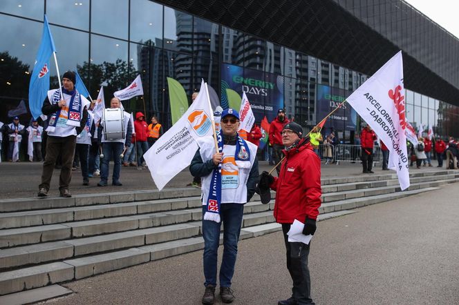Protest "Solidarności" w Katowicach przed MCK. Chodzi o konferencję klimatyczną PRECOP