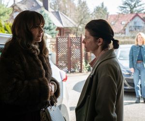 Profilerka sezon 2 - odcinek 10 streszczenie. W czasie rewizji w domu Rekowskich Jarek znika. Max Budzisz proponuje Reginie awans