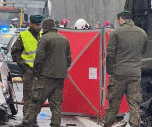 Masowy wypadek pod Warszawą! Zderzenie trzech aut z wojskową ciężarówką. Jedna osoba nie żyje