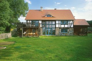 Dom z oknami skrzynkowymi