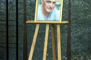 Ostatnie pożegnanie twórcy Samych swoich. Tłum gwiazd odprowadził trumnę na Powązkach