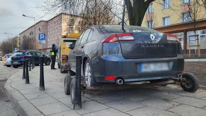 Samochód porzucony na chodniku przy ul. Odyńca 