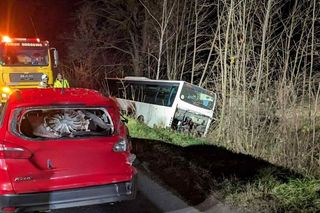 Dramatyczny manewr kierowcy autobusu w Śląskiem! Autobus pełen ludzi w rowie