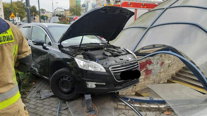 Wypadek na rondzie Jagiellonów w Bydgoszczy. Samochód wbił się w osłonę podziemnego przejścia