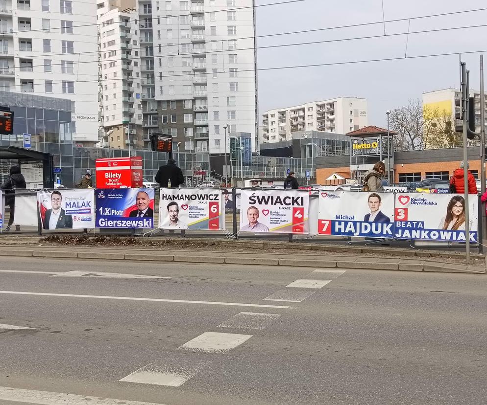 Plakaty na gdańskich ulicach