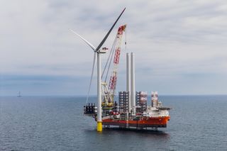 ORLEN instaluje największe w Europie morskie turbiny wiatrowe. Jest już pierwszy polski wiatrak na morzu