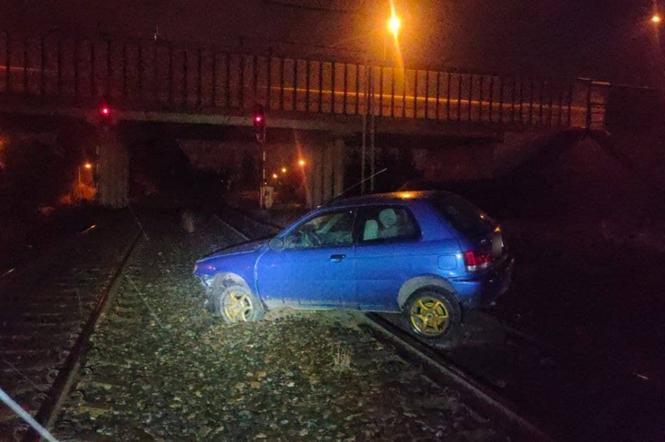 Pijak nie ogarnął auta. Zatrzymał się na torach kolejowych