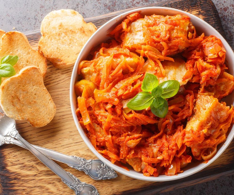 Ryba po grecku – sprawdzony przepis babci na szybkie i proste danie z ryby i warzyw