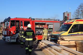 Poważny wypadek w tartaku na terenie powiatu toruńskiego. Maszyna wciągnęła rękę 46-latka