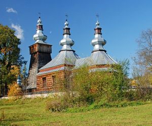 To dawna wieś biskupstwa krakowskiego. Łemkowską cerkiew przekształcono w niej na kościół 