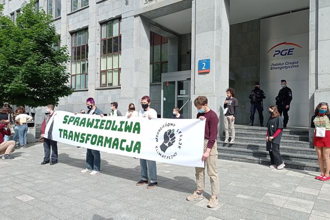 Sprawiedliwa transformacja przed siedzibą PGE - protest Młodzieżowego Strajku Klimatycznego