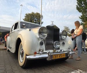 Klasyczna motoryzacja znów zachwyciła Bydgoszcz. „Bydgoskie Klasyki Nocą” przy Torbydzie