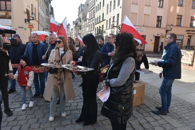 Rolnicy "strajkowali" częstując tym, co mają najlepsze! Mieszkańcy byli w szoku