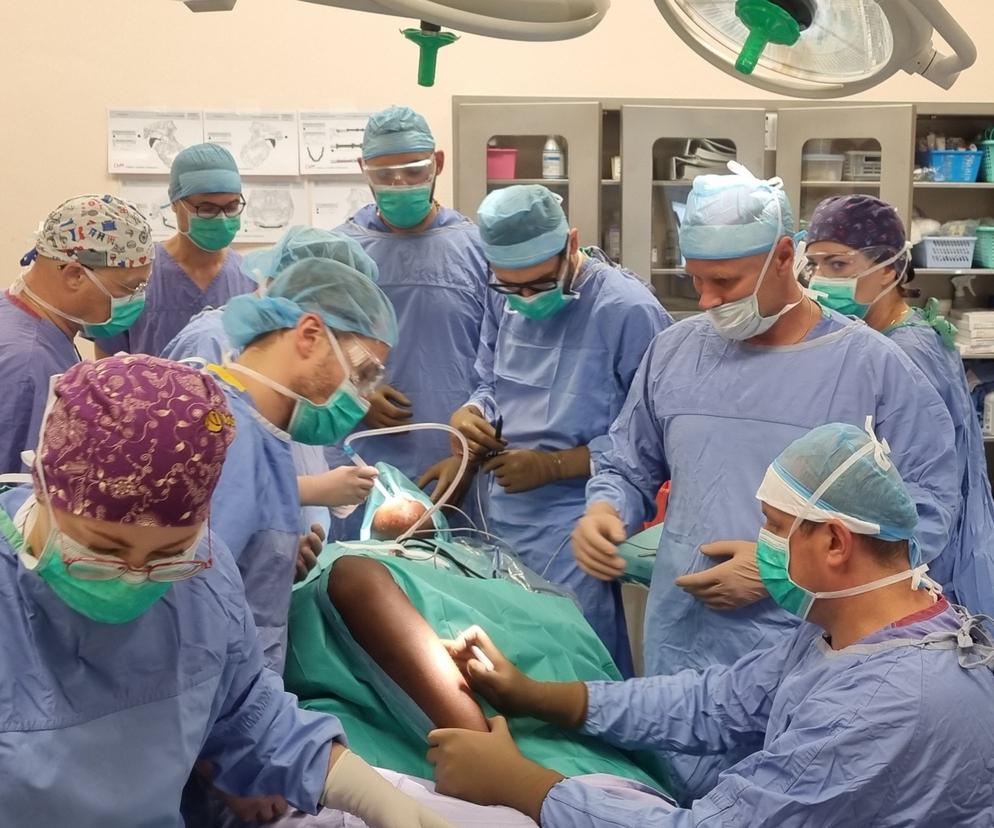W szpitalu dziecięcym operowana jest 15-letnia Cristina z Angoli. Lekarze usuwają jej olbrzymiego guza