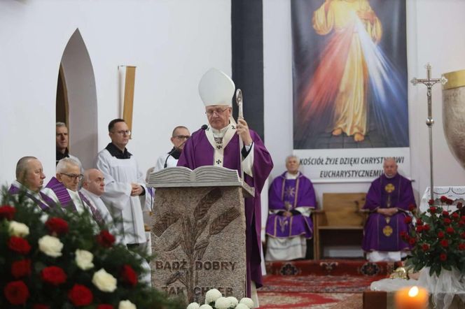 Pogrzeb brutalnie pobitego księdza Lecha. Poruszające słowa arcybiskupa. "Módlmy się za sprawcę"