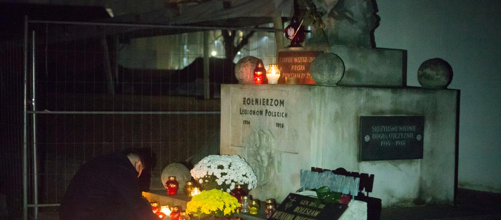 Tajna wizyta na cmentarzu. Andrzej Duda 