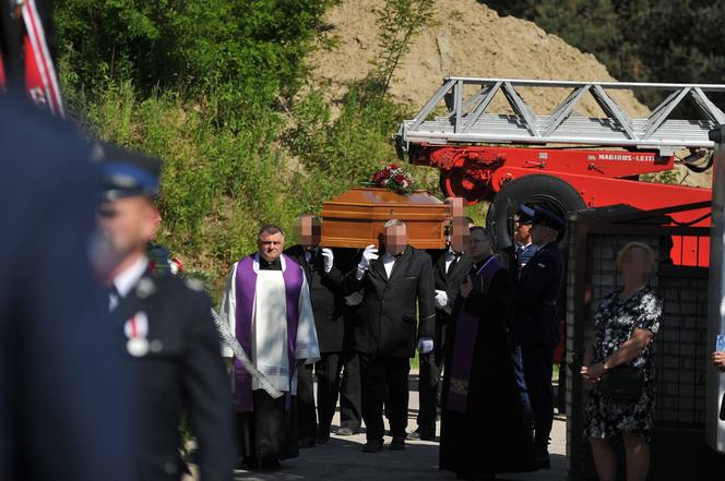 Policjant Arkadiusz zginął tragicznie.  Przez huk salwy na pogrzebie przedarł się łamiący serce szloch