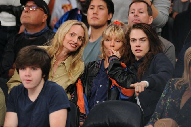 Cara Delevingne i Sienna Miller mają romans? Gorące pocałunki w jednym z klubów!