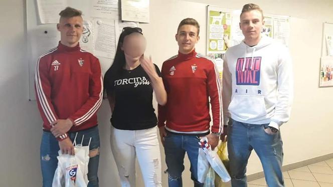 Torcida Girls odwiedziły dzieci z onkologii. Towarzyszył im Szymon Żurkowski [ZDJĘCIA]