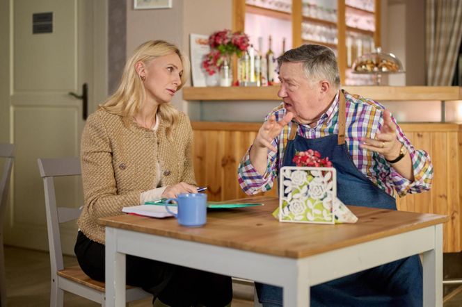 Na Wspólnej, odc. 4006. Włodek (Mieczysław Hryniewicz), Monika (Sylwia Gliwa)