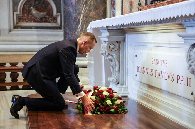 Prezydent Karol Nawrocki wraz z małżonką Martą i dwójką dzieci przybyli w piątek do Watykanu, gdzie zostali przyjęci na audiencji przez papieża Leona XIV