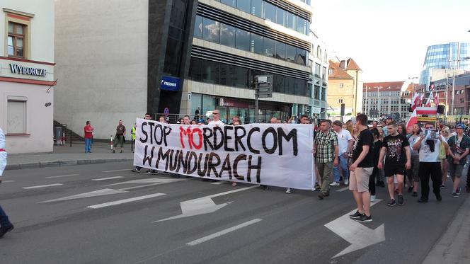 Miało być 10 tysięcy, przyszło 200 osób. Tak wyglądał wrocławski marsz przeciw brutalności policji [ZDJĘCIA, WIDEO]