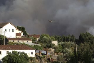 Groza w Portugalii! Tornado ognia i trąba z pyłów