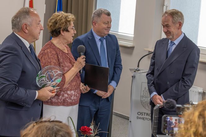 Mirosław Baka z tytułem Honorowego Obywatela Ostrowca Świętokrzyskiego. "Tu są moje korzenie"