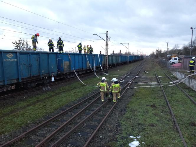 Pożar węgla na wagonach w Laskowicach! Akcja gaśnicza trwa kilka godzin [ZDJĘCIA]