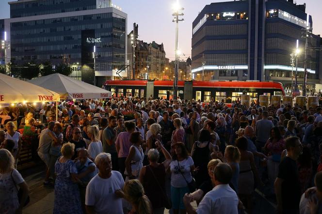 Potańcówka przed Teatrem Śląskim w Katowicach