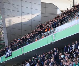 Mieli zakaz a pojawi się na stadionie. Kibice Lecha wspierali Kolejorza przy Łazienkowskiej
