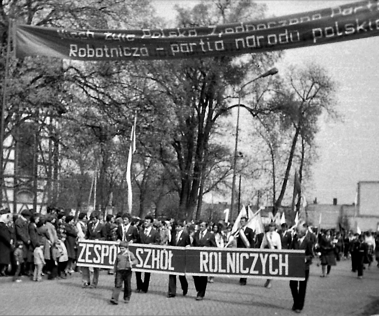 Hasła propagandowe PRL - czy dasz radę je dokończyć w quizie? - EskaROCK.pl