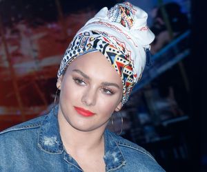 „Cios prosto w serce”. Ewa Farna dowiedziała się o zdradzie ukochanego z tabloidów