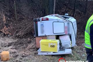 Kolejny wypadek i utrudnienia w Racławicach. Bus ponownie wypadł z drogi