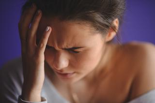 Ból głowy przed okresem, a nawet migrena miesiączkowa - jak przetrwać okres?