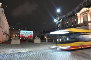 Stadionowa oprawa Do boju Polsko wyświetlona na fasadzie Pałacu Prezydenckiego